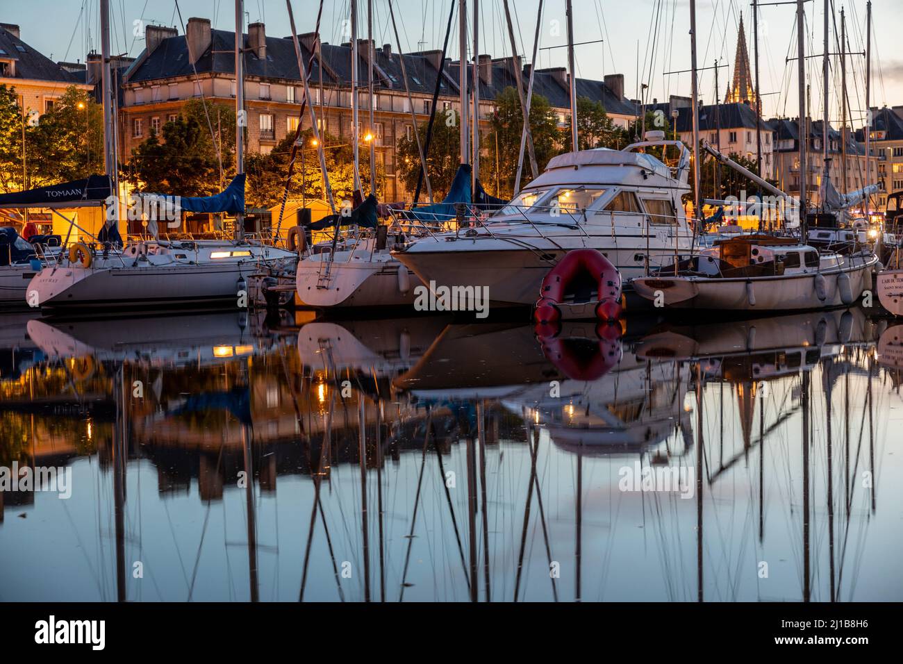 BATEAUX À QUAY À LA TOMBÉE DE LA NUIT, MARINA, CAEN, CALVADOS, NORMANDIE, FRANCE Banque D'Images
