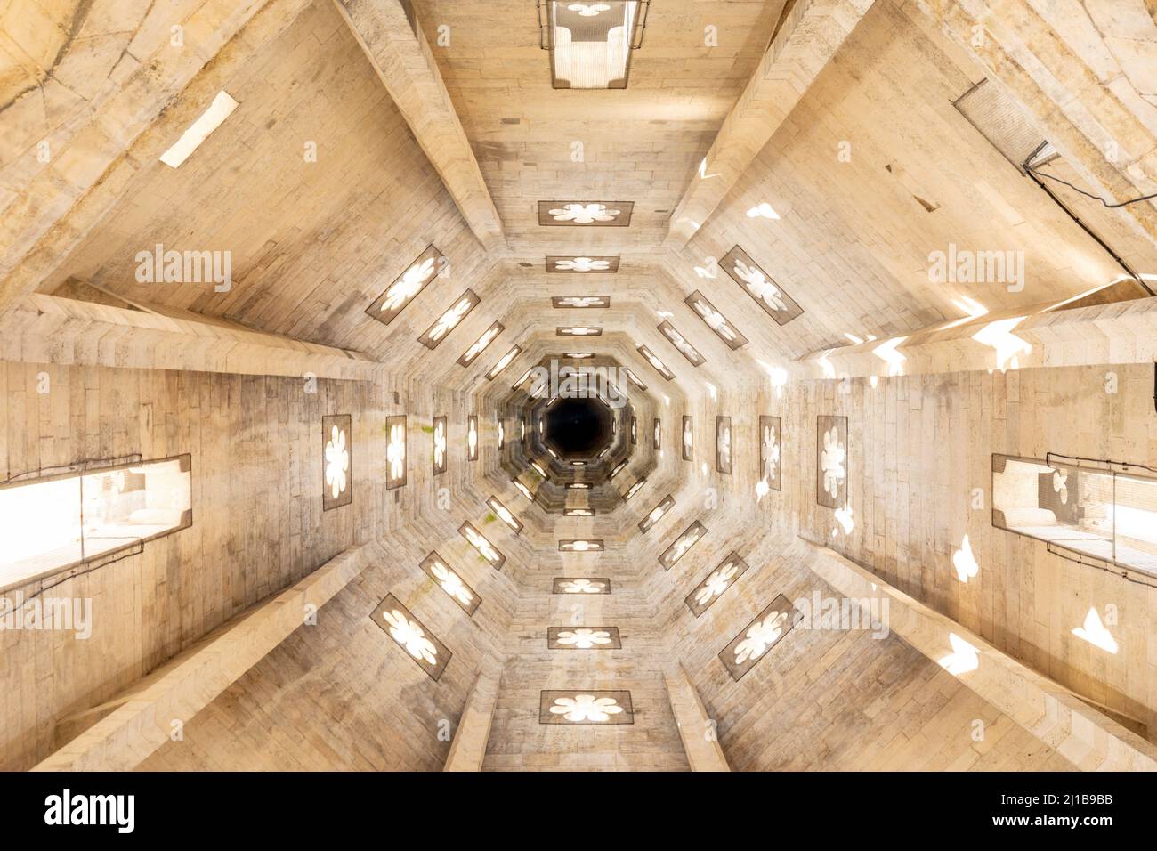 INTÉRIEUR DE LA TOUR DU CLOCHER DE L'ÉGLISE SAINT-PIERRE, CAEN, CALVADOS, NORMANDIE, FRANCE Banque D'Images