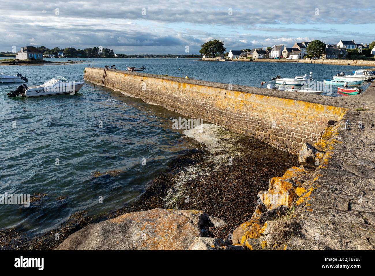 LA DIGUE ET LE PORT DE PLAISANCE DE SAINT-CADO ET LA MAISON NICHTARGUER, BELZ, MORBIHAN, BRETAGNE, FRANCE Banque D'Images