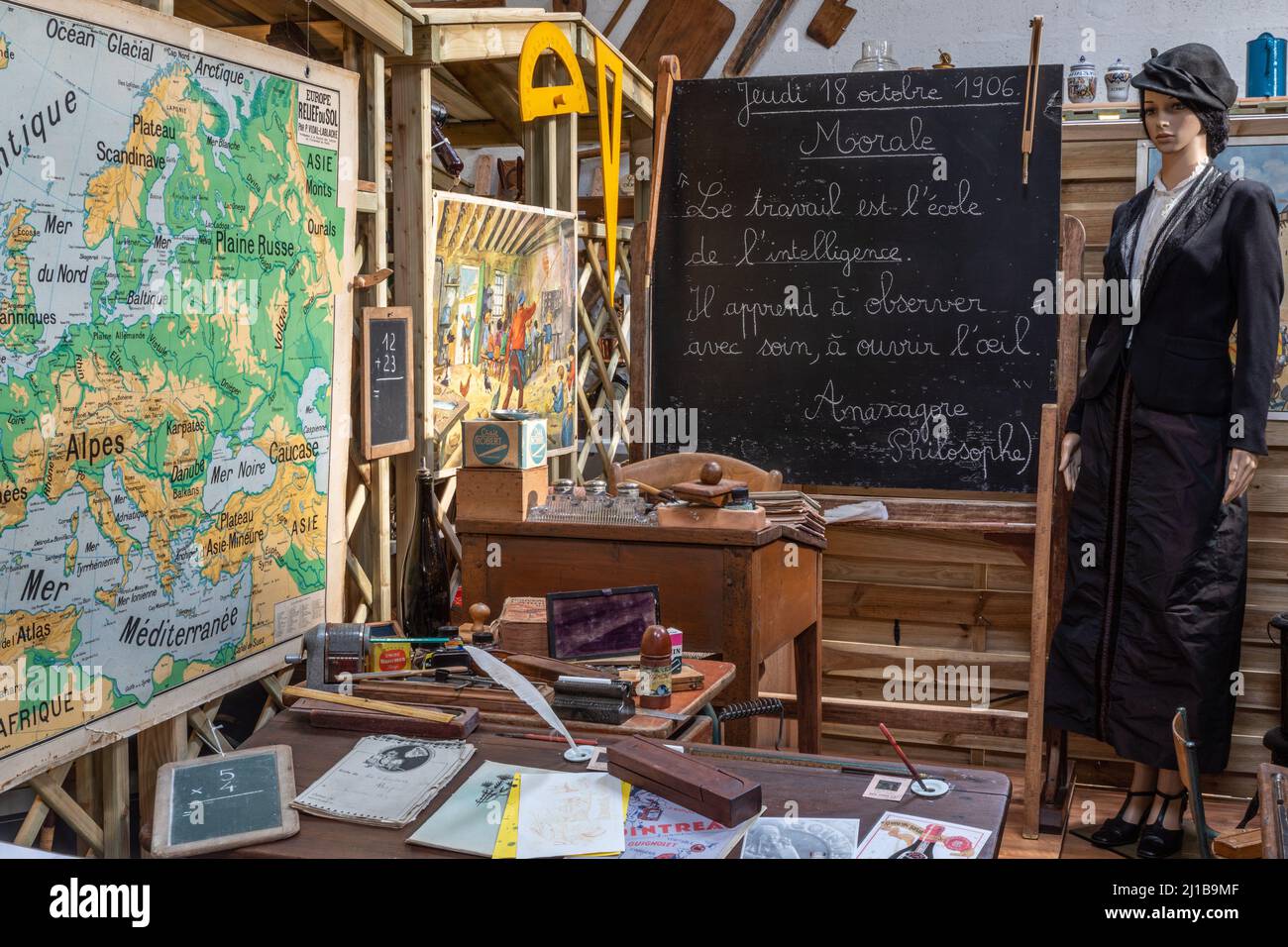 LA SALLE DE CLASSE, MUSÉE DE LA VIE ET MÛTIERS DU PASSÉ, BRETEUIL, EURE, NORMANDIE, FRANCE Banque D'Images