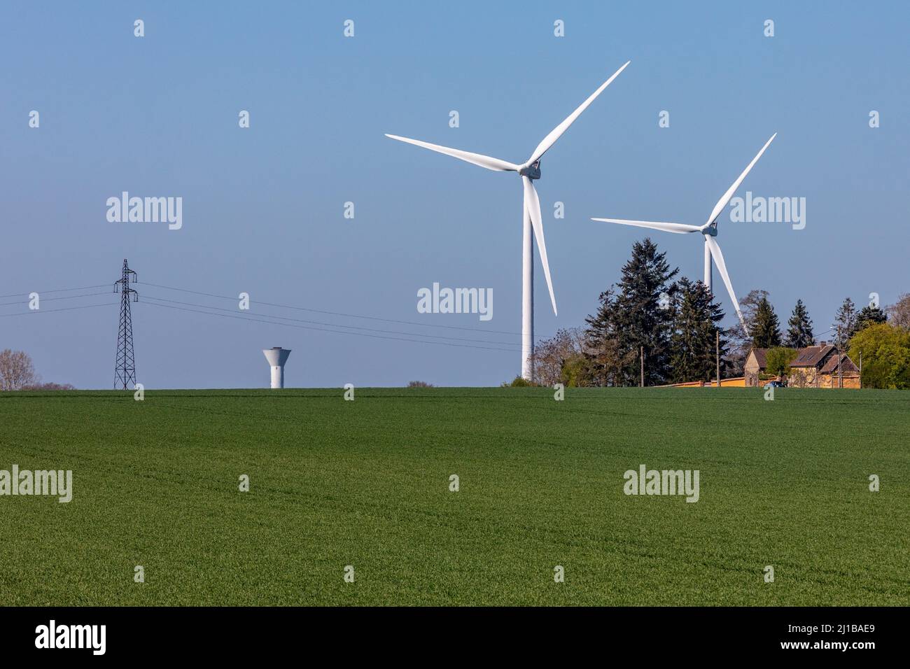 ÉOLIENNES PRÈS DES MAISONS, MESNIL-SUR-ITON, EURE, NORMANDIE, FRANCE Banque D'Images