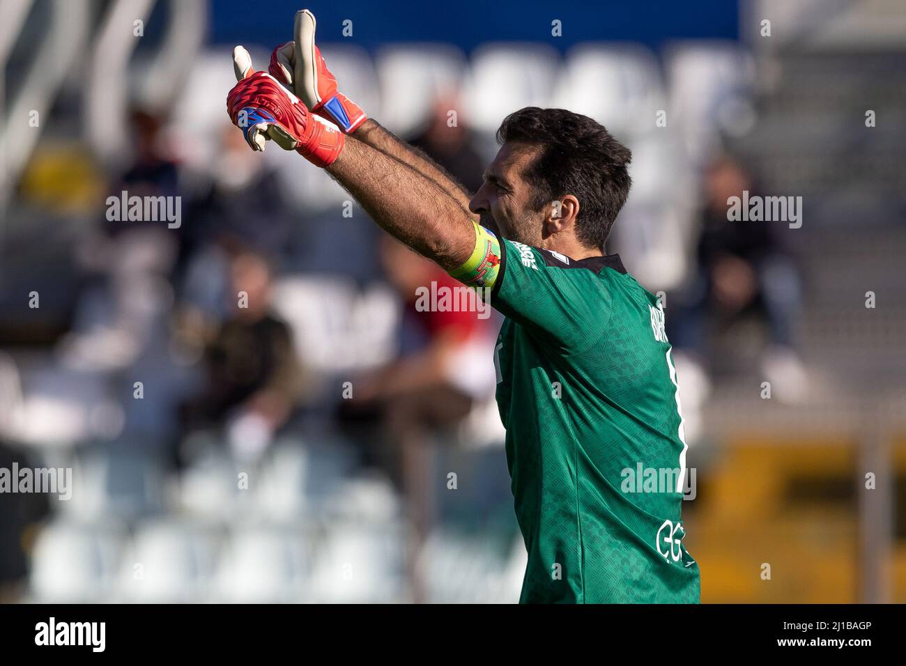 Parme, Italie. 26th févr. 2022. Gianluigi Buffon de Parme Calcio réagit lors du match série B entre Parme Calcio et SPAL au stade Ennio Tardini Banque D'Images