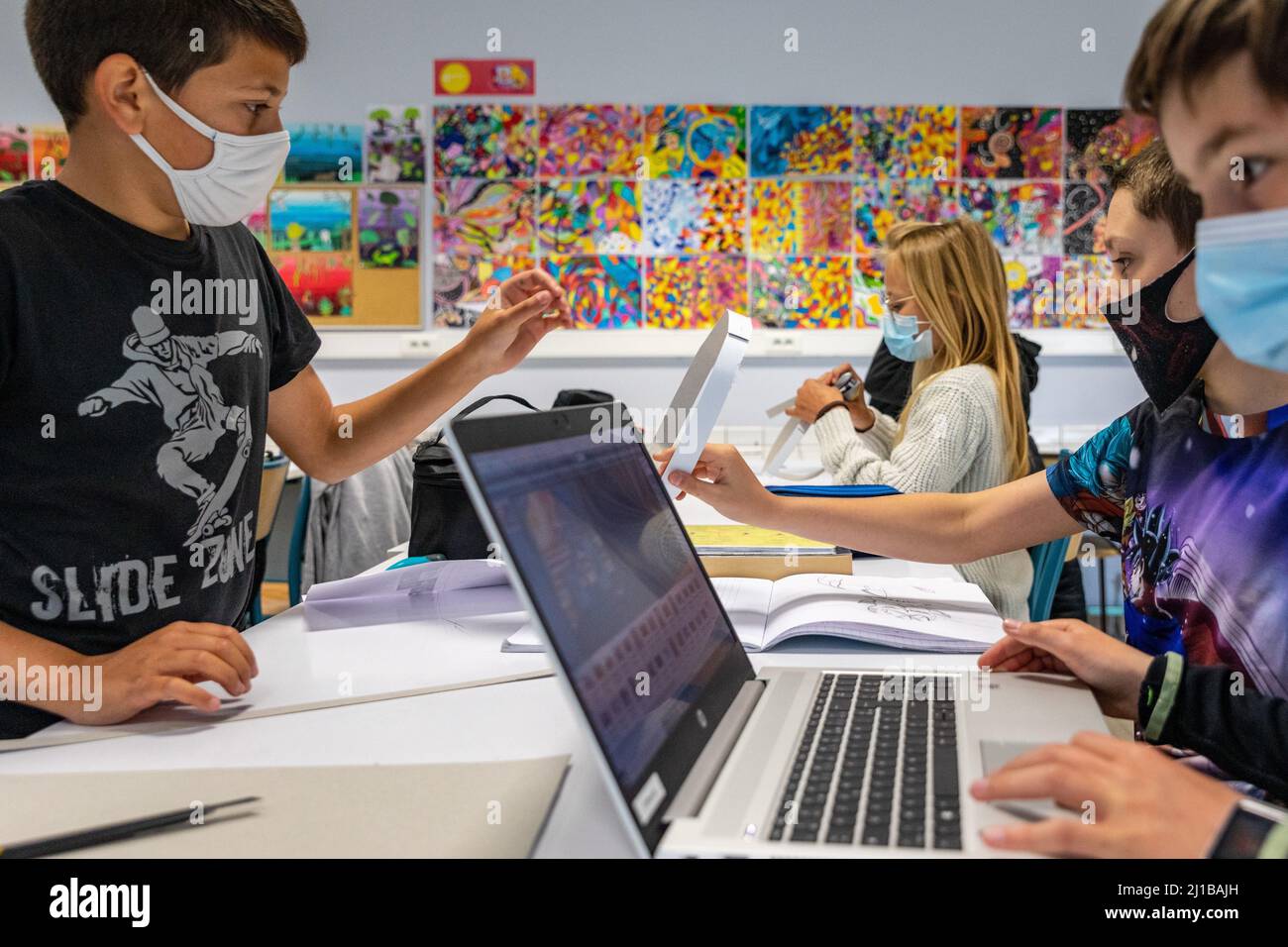 ORDINATEURS DANS LA SALLE D'ART, ÉCOLE SECONDAIRE DE RUGLES, EURE, NORMANDIE, FRANCE Banque D'Images