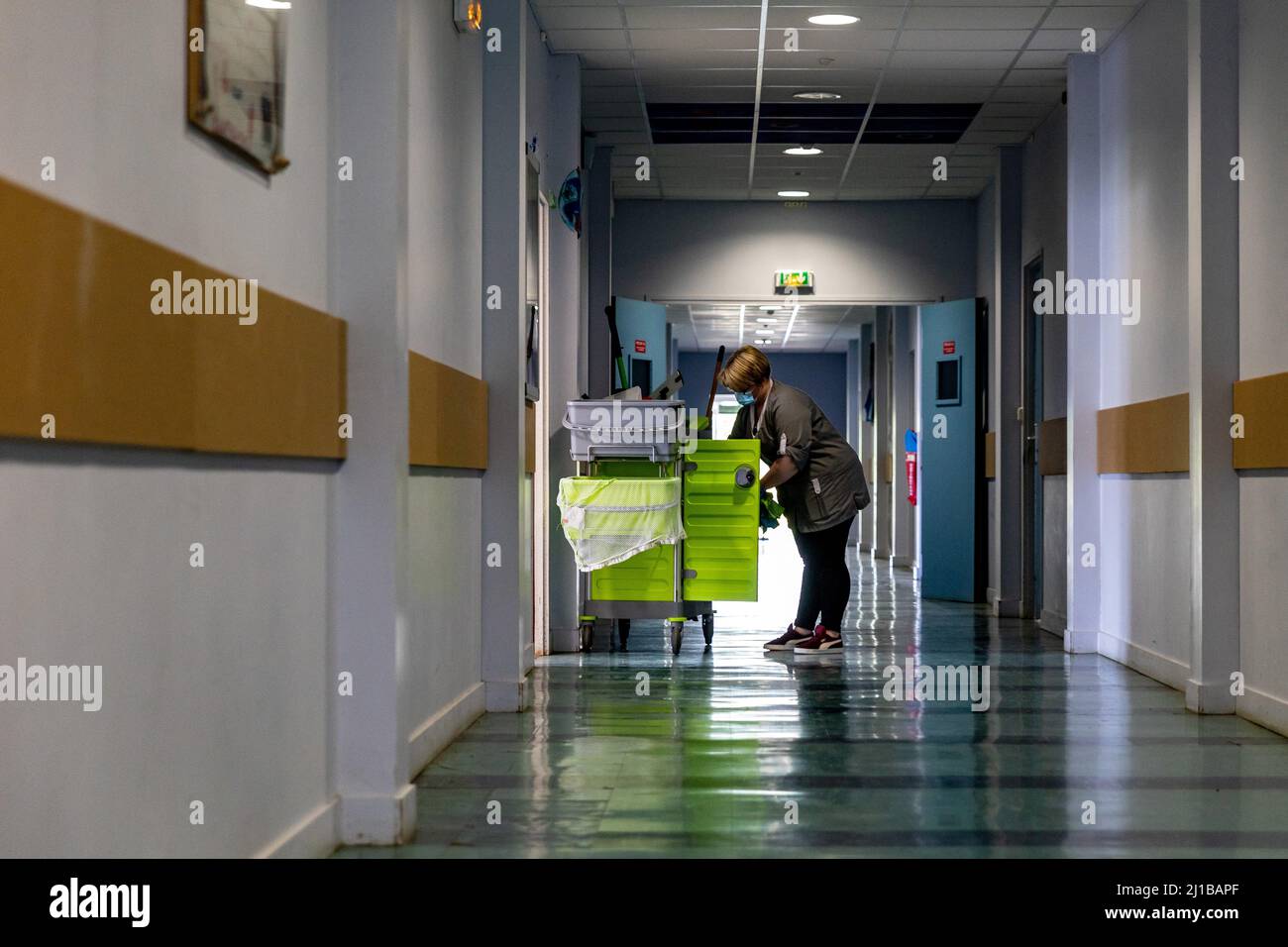 PERSONNEL DE NETTOYAGE DANS LES COULOIRS, ÉCOLE SECONDAIRE DE RUGLES, EURE, NORMANDIE, FRANCE Banque D'Images