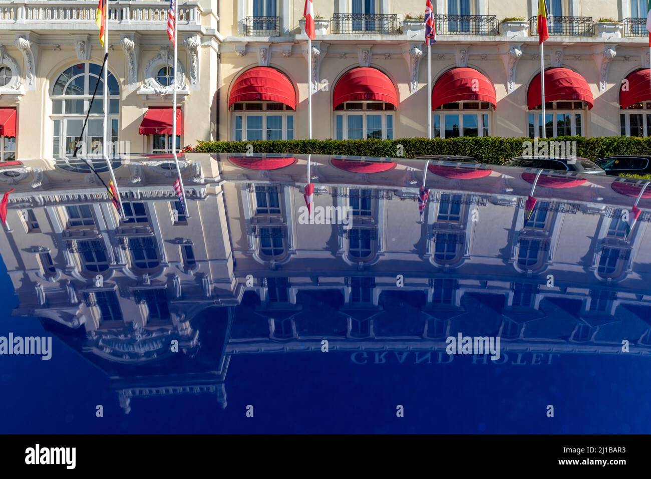 FAÇADE DU GRAND HÔTEL REFLÉTÉE DANS UNE VOITURE DE LUXE, CABOURG, CALVADOS, NORMANDIE, FRANCE Banque D'Images