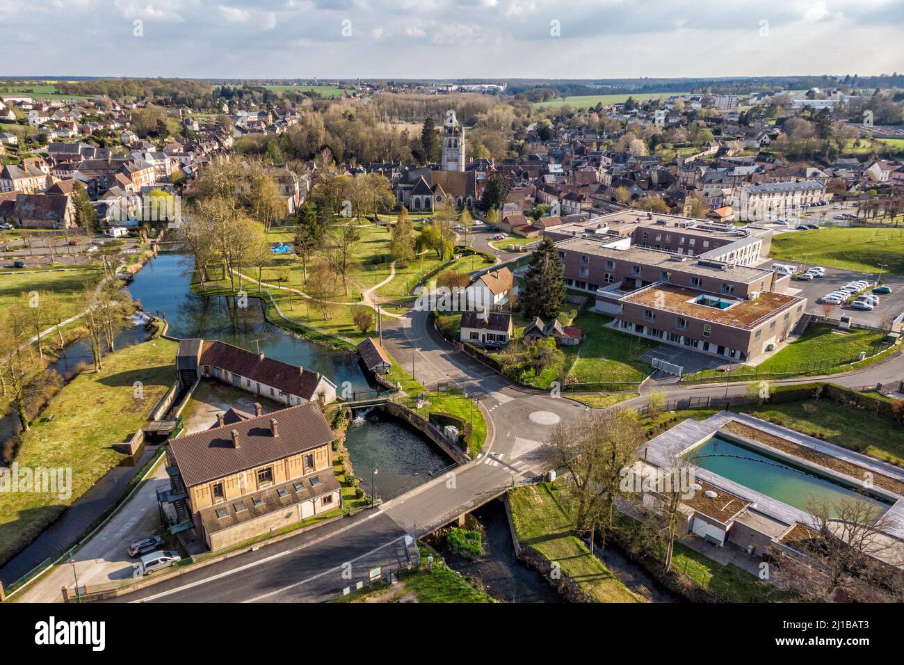 RIVIÈRE LA RISLE, PISCINE BIOLOGIQUE NATURELLE, EHPAD, VILLE DE RUGLES TIRÉ D'UN DRONE, EURE, NORMANDIE, FRANCE Banque D'Images