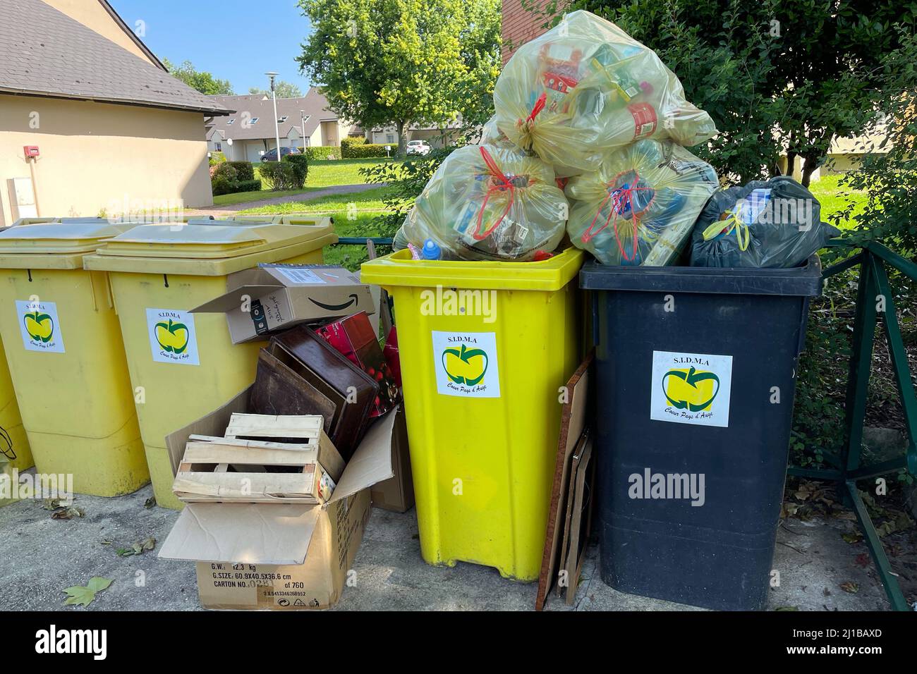 BACS DE RECYCLAGE DÉBORDANT DE SACS, LISIEUX, CALVADOS, NORMANDIE, FRANCE Banque D'Images