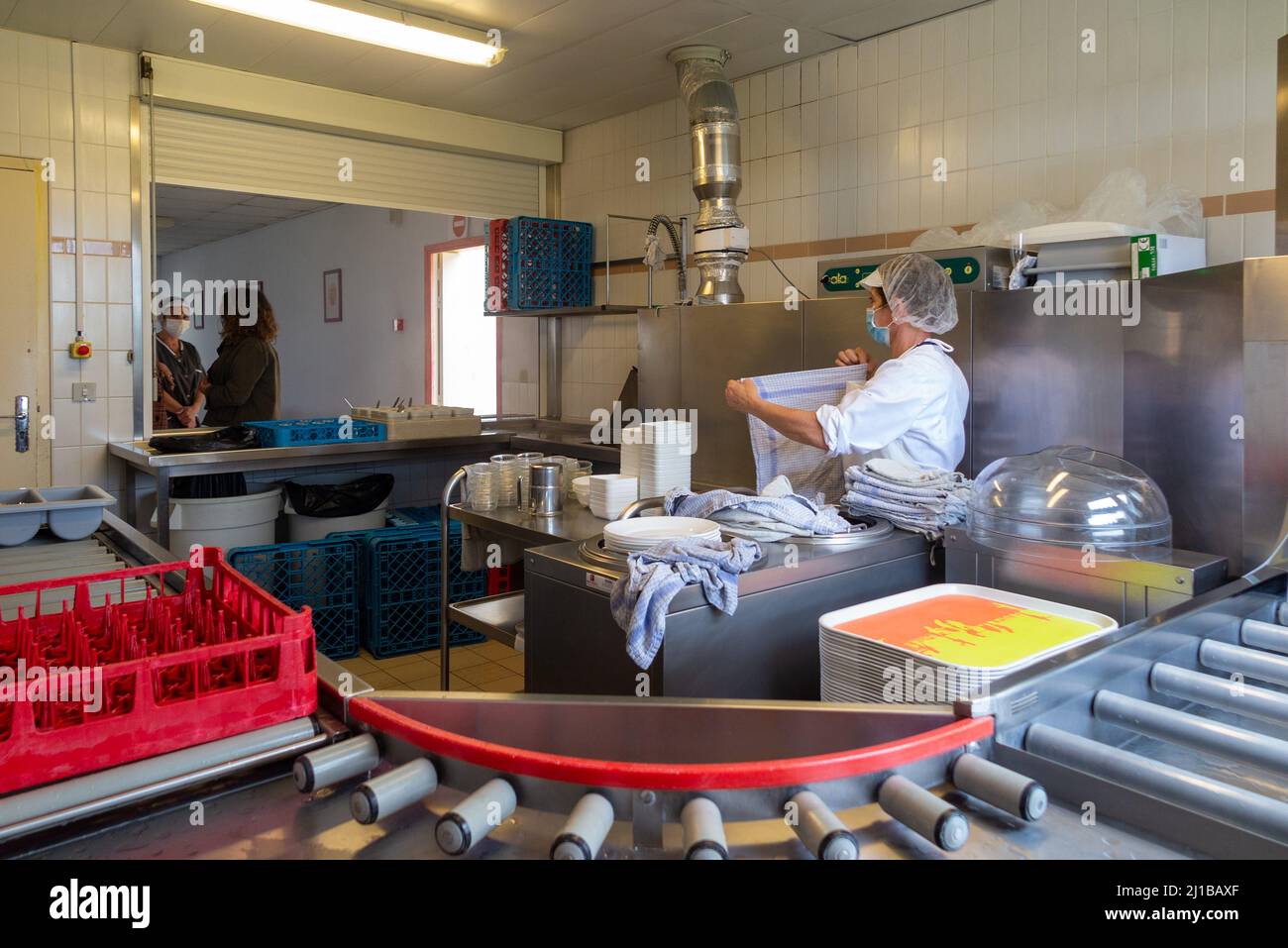 LAVE-VAISSELLE, PERSONNEL D'ENTRETIEN ET DE CAFÉTÉRIA, ÉCOLE SECONDAIRE DE RUGLES, EURE, NORMANDIE, FRANCECUISINES, Banque D'Images