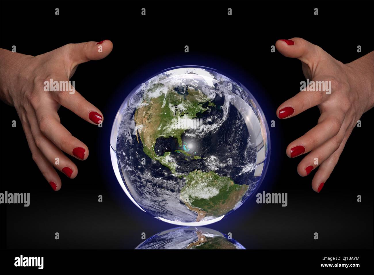 PHOTO CONCEPTUELLE MONTRANT LA TERRE DANS UNE BOULE DE CRISTAL POUR PRÉDIRE POUR ELLE UN AVENIR MEILLEUR, EXPOSITION DE PHOTO «TERRE FRAGILE» POUR SENSIBILISER À L'IMPACT DE L'HUMANITÉ SUR LA PLANÈTE, LA FRANCE, LE MONDE Banque D'Images