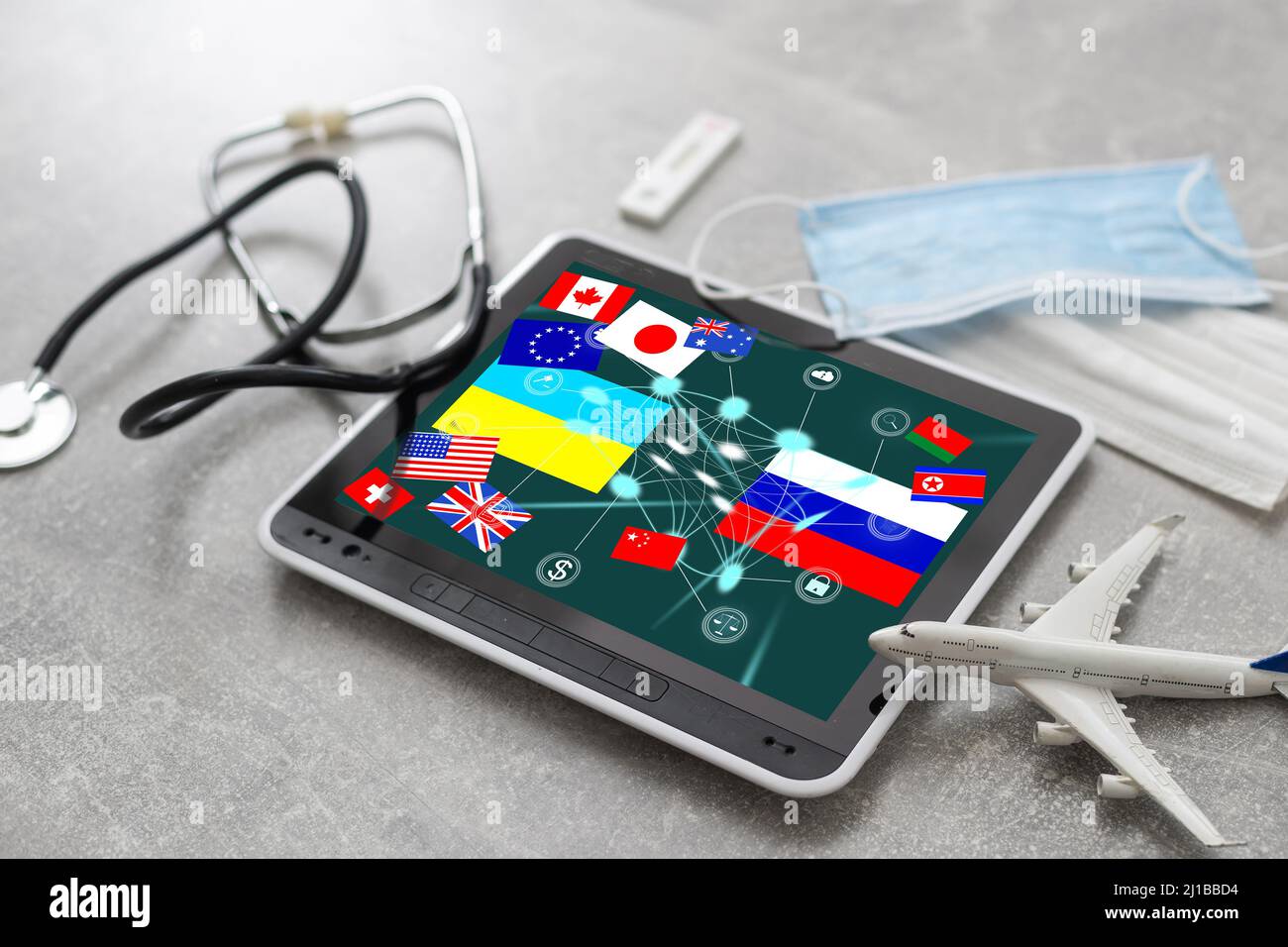 Drapeau ukrainien et russe sur une tablette et attaque d'inscription. Le concept des nouvelles en Ukraine et en Russie. Banque D'Images