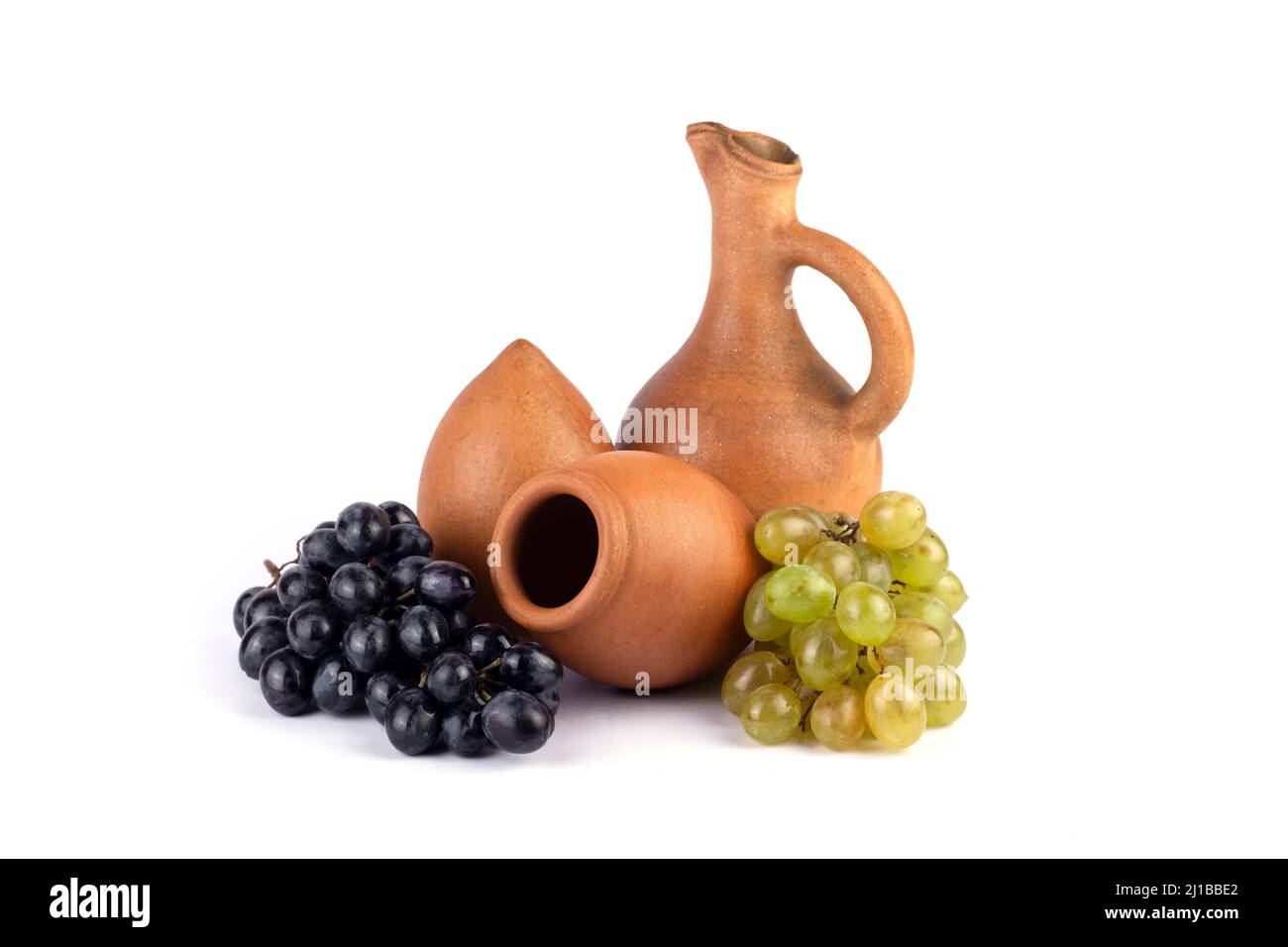 Navire en argile traditionnel géorgien kvevri (qvevri ), carafe(doqi) pour le vin et le raisin sur fond blanc isolé. Banque D'Images