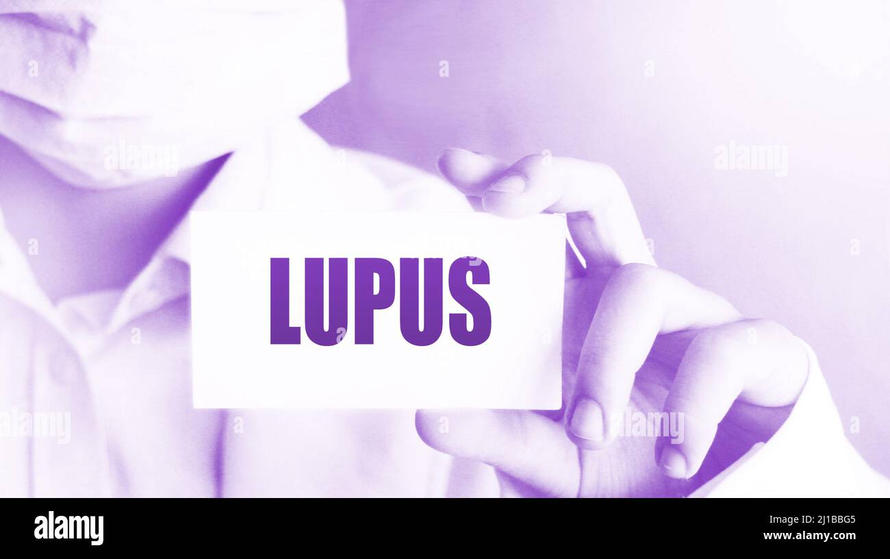 La main du médecin montre la carte avec le mot lupus. Concept médical Banque D'Images