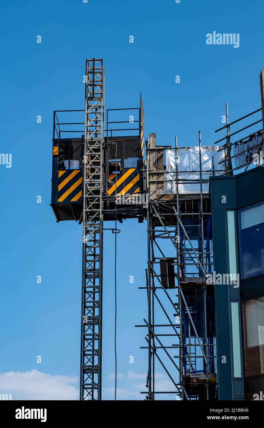 Kingston-upon-Thames, Kingston London, Royaume-Uni, mars 23 2022, site de construction temporaire ascenseur ou Hoist contre Un ciel bleu sans personne Banque D'Images