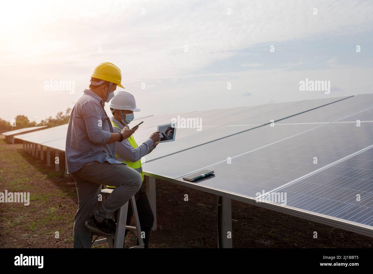 Créer de l'énergie renouvelable à partir de la lumière du soleil avec des cellules solaires pour l'avenir par l'équipe d'ingénierie Banque D'Images