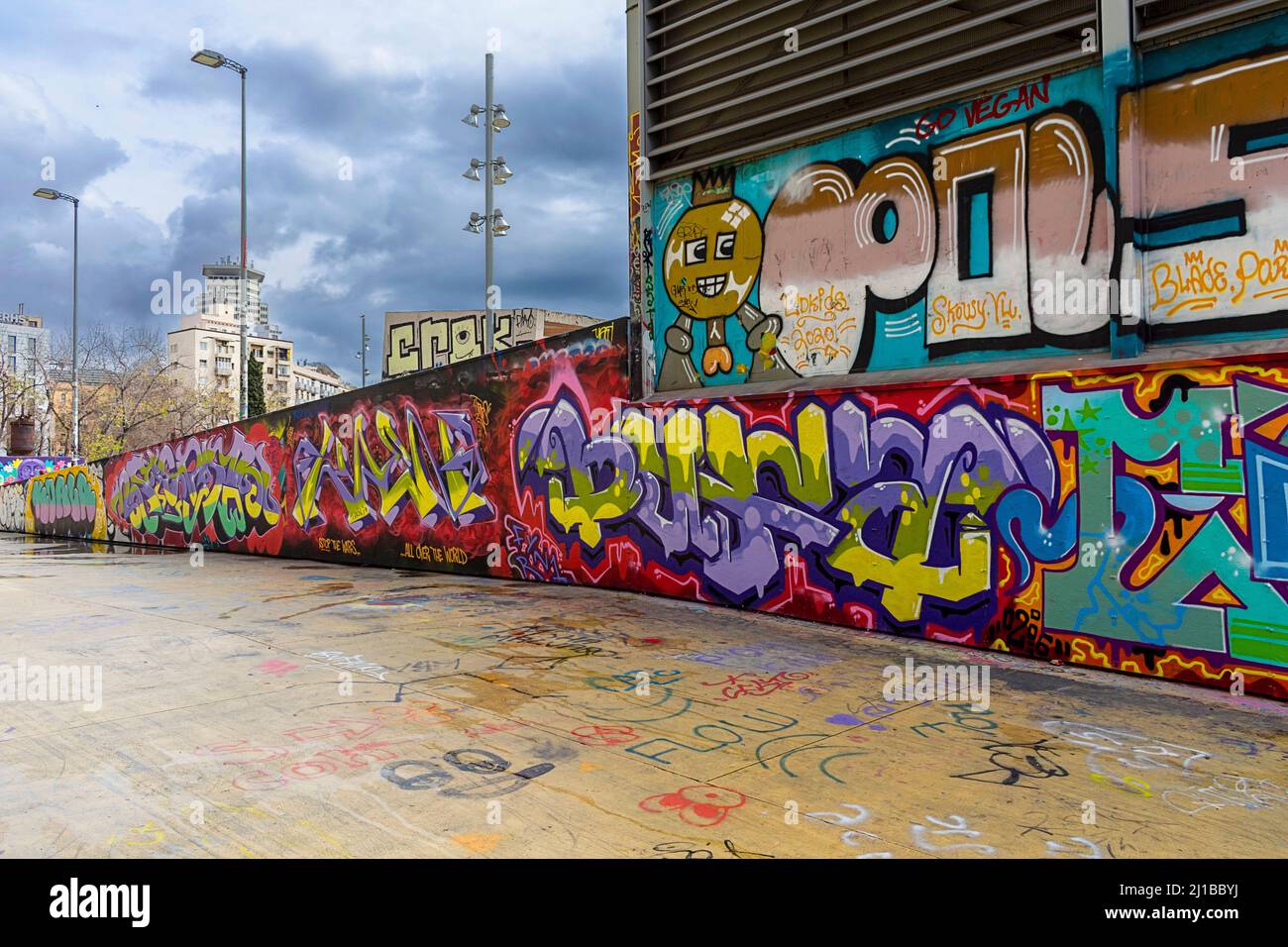 TROIS CHEMINÉES SKATE PARK BARCELONE ESPAGNE ART DE RUE CRÉATIF UN MUR RECOUVERT DE COULEUR Banque D'Images