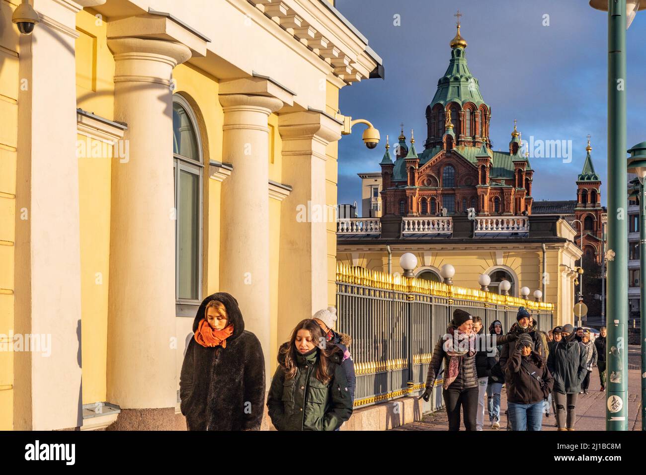 TOURISTES DEVANT LA FAÇADE DU PALAIS PRÉSIDENTIEL, LA CATHÉDRALE D'USPENSKI, LE CENTRE DE L'ÉGLISE ORTHODOXE ORIENTALE FINLANDAISE, HELSINKI, FINLANDE, EUROPE Banque D'Images