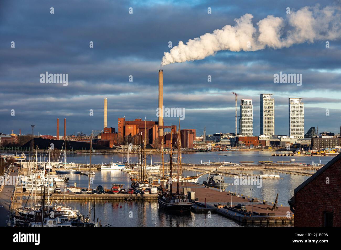 LE PORT DE CROISIÈRE ET DE FRET ET LA MARINA EN FACE DE LA CENTRALE ÉLECTRIQUE À CHARBON HANASAARI, HAUTE TOUR MODERNE EN CONSTRUCTION À L'ARRIÈRE-PLAN, HELSINKI, FINLANDE, EUROPE Banque D'Images