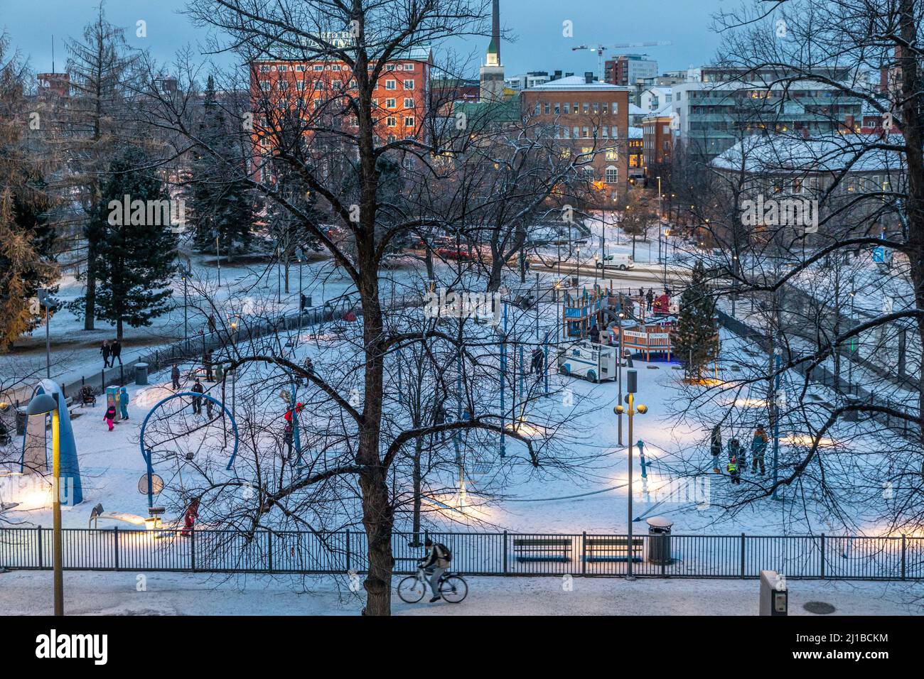 AIRE DE JEUX POUR ENFANTS DANS LE JARDIN PUBLIC DANS LA NEIGE, TAMPERE, FINLANDE, EUROPE Banque D'Images