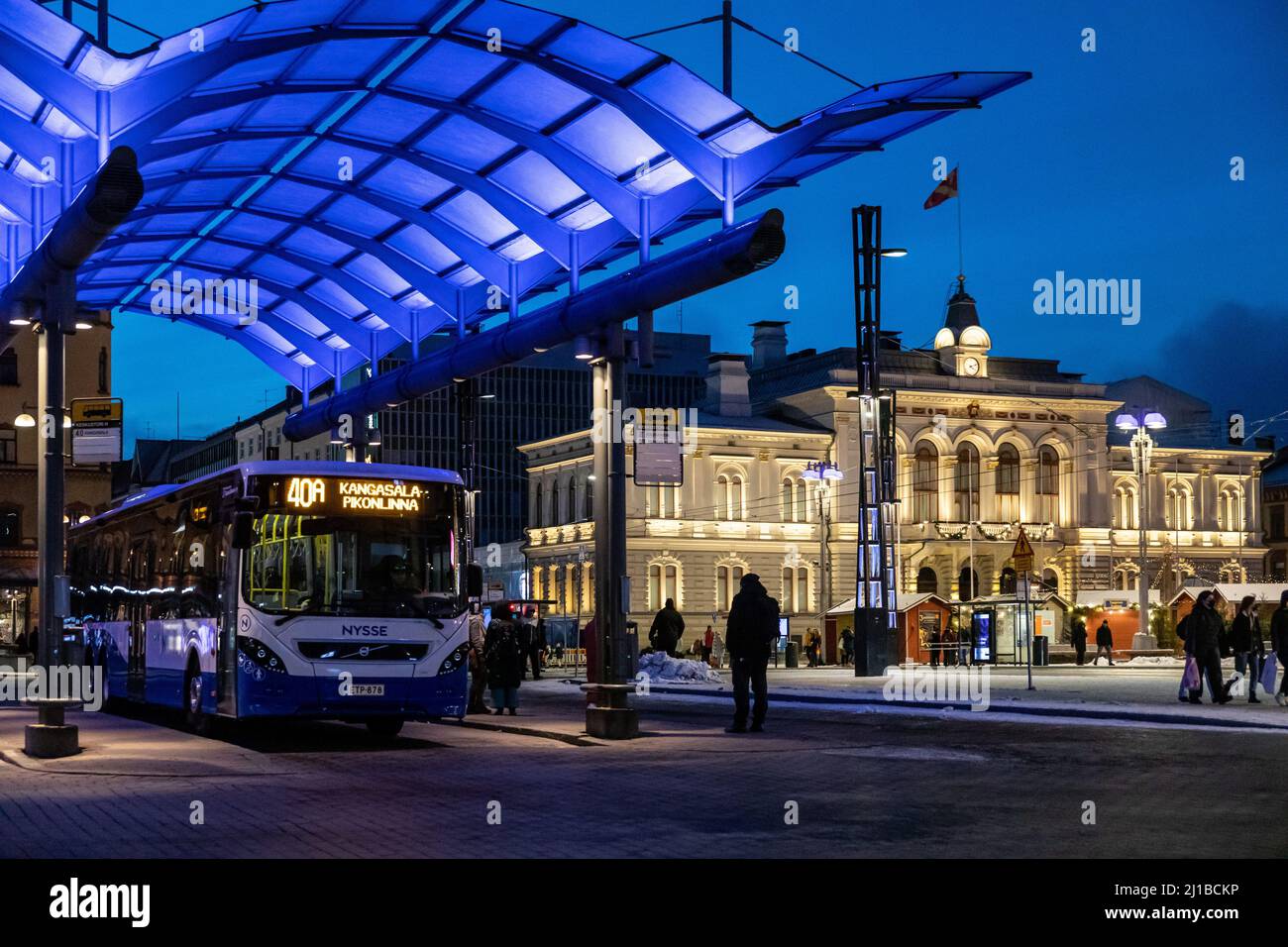 GARE ROUTIÈRE PRINCIPALE EN FACE DE L'OFFICIER DU MAIRE (MAIRIE), ÉCLAIRAGE DE NUIT, TAMPERE, FINLANDE, EUROPE Banque D'Images