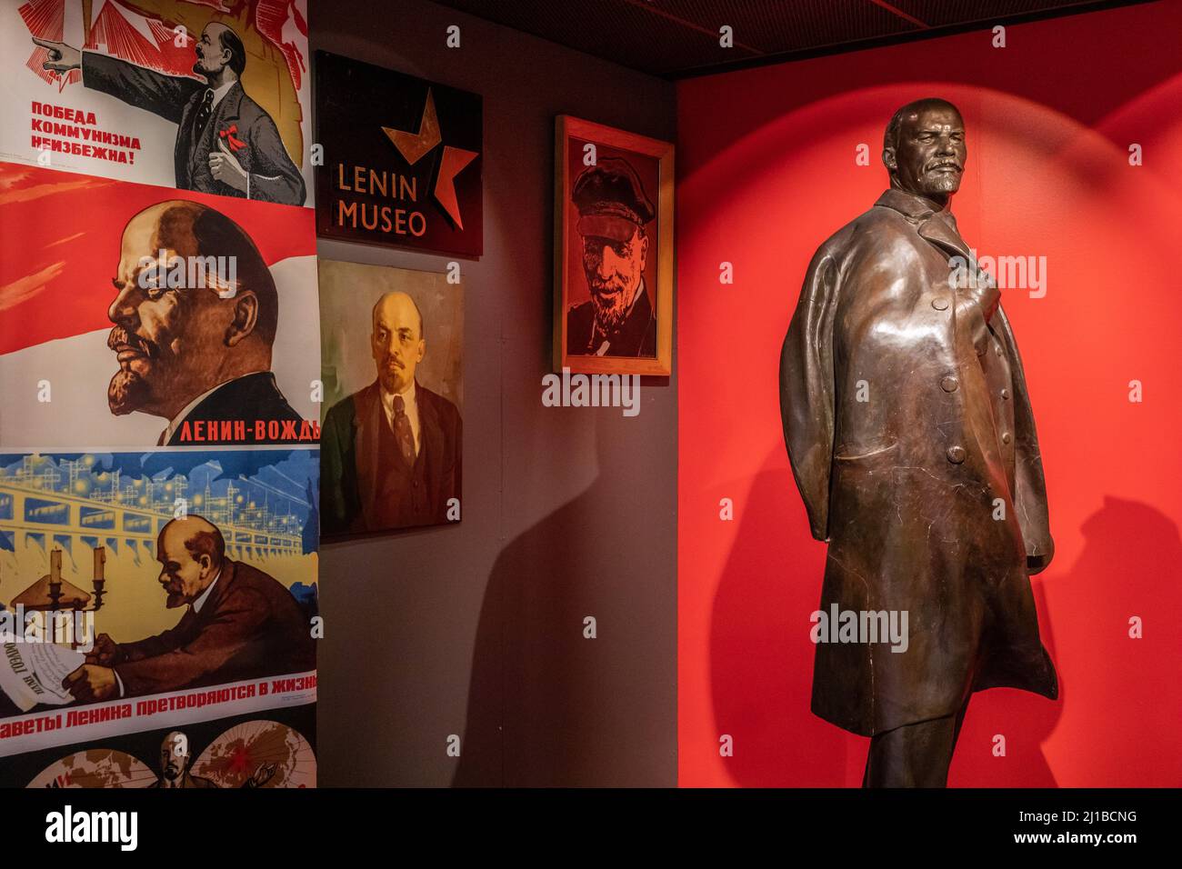 REPRÉSENTATION DE LÉNINE, MUSÉE LÉNINE DANS LA SALLE DES TRAVAILLEURS DE TAMPERE OÙ VLADIMIR ILITCH LENINE ET JOSEPH STALINE SE SONT RÉUNIS SECRÈTEMENT EN 1905, QUARTIER DE KAAKINMAA, TAMPERE, FINLANDE, EUROPE Banque D'Images