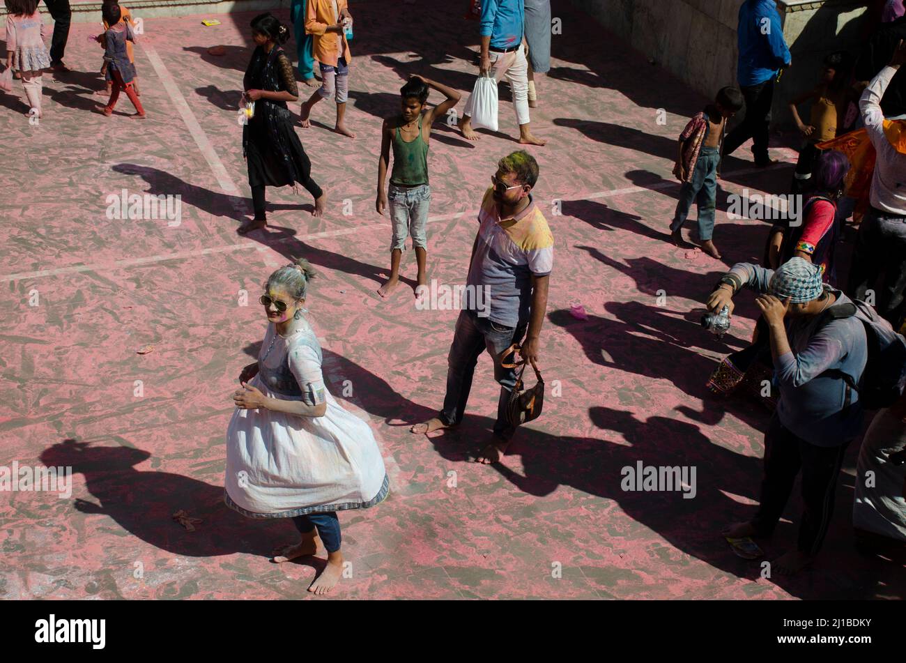 Les dévotés célèbrent Holi à Mathura, en Inde. Banque D'Images