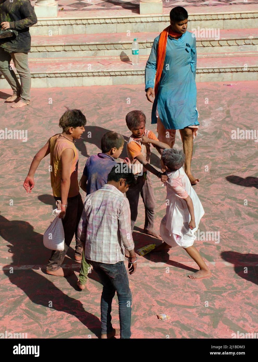 Les dévotés célèbrent Holi à Mathura, en Inde. Banque D'Images
