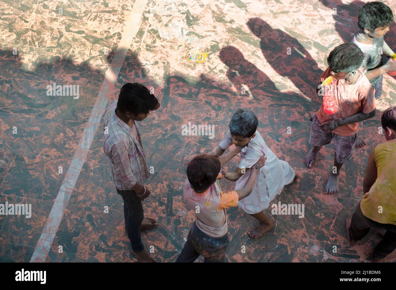 Les dévotés célèbrent Holi à Mathura, en Inde. Banque D'Images