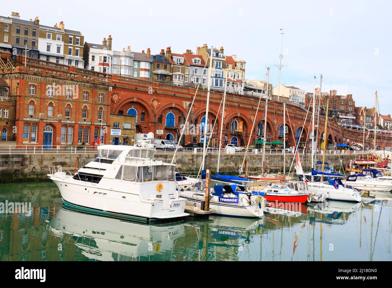 Bateaux amarrés à la marina de Royal Harbour, Ramsgate, Kent, Angleterre. Piste militaire et défilé royal en vue Banque D'Images