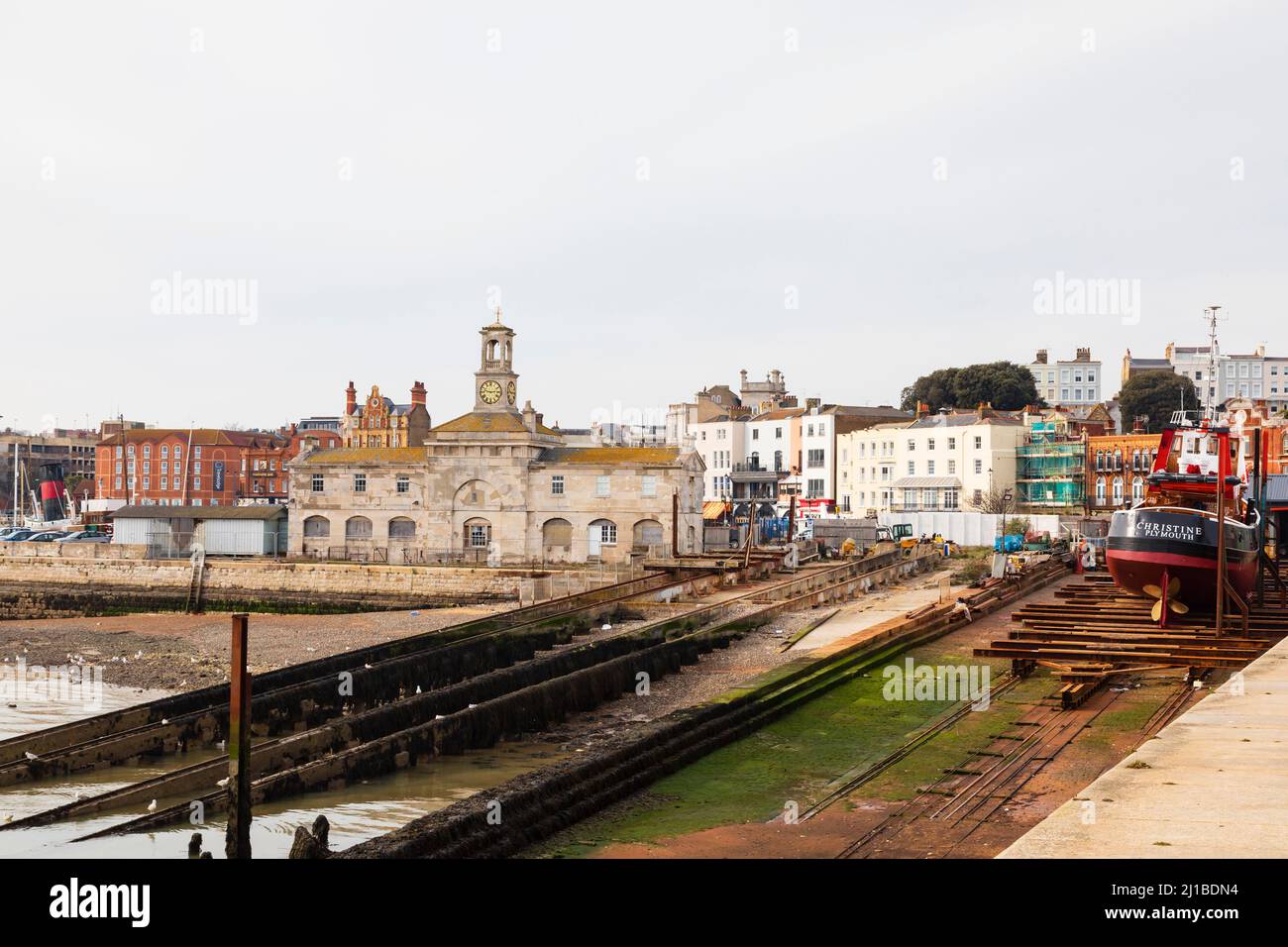 Ramsgate Maritime Museum et quai est avec bateau en cours de réparation.Royal Harbour, Ramsgate, Kent, Angleterre Banque D'Images