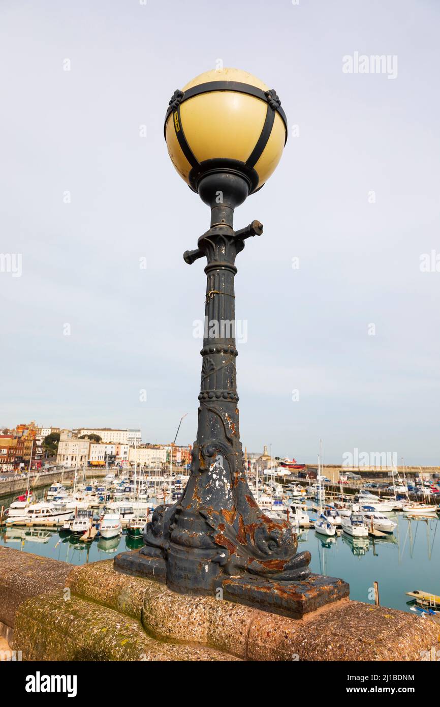 Lumière de rue sur la parade royale, surplombant la marina. Royal Harbour, Ramsgate, Kent, Angleterre Banque D'Images