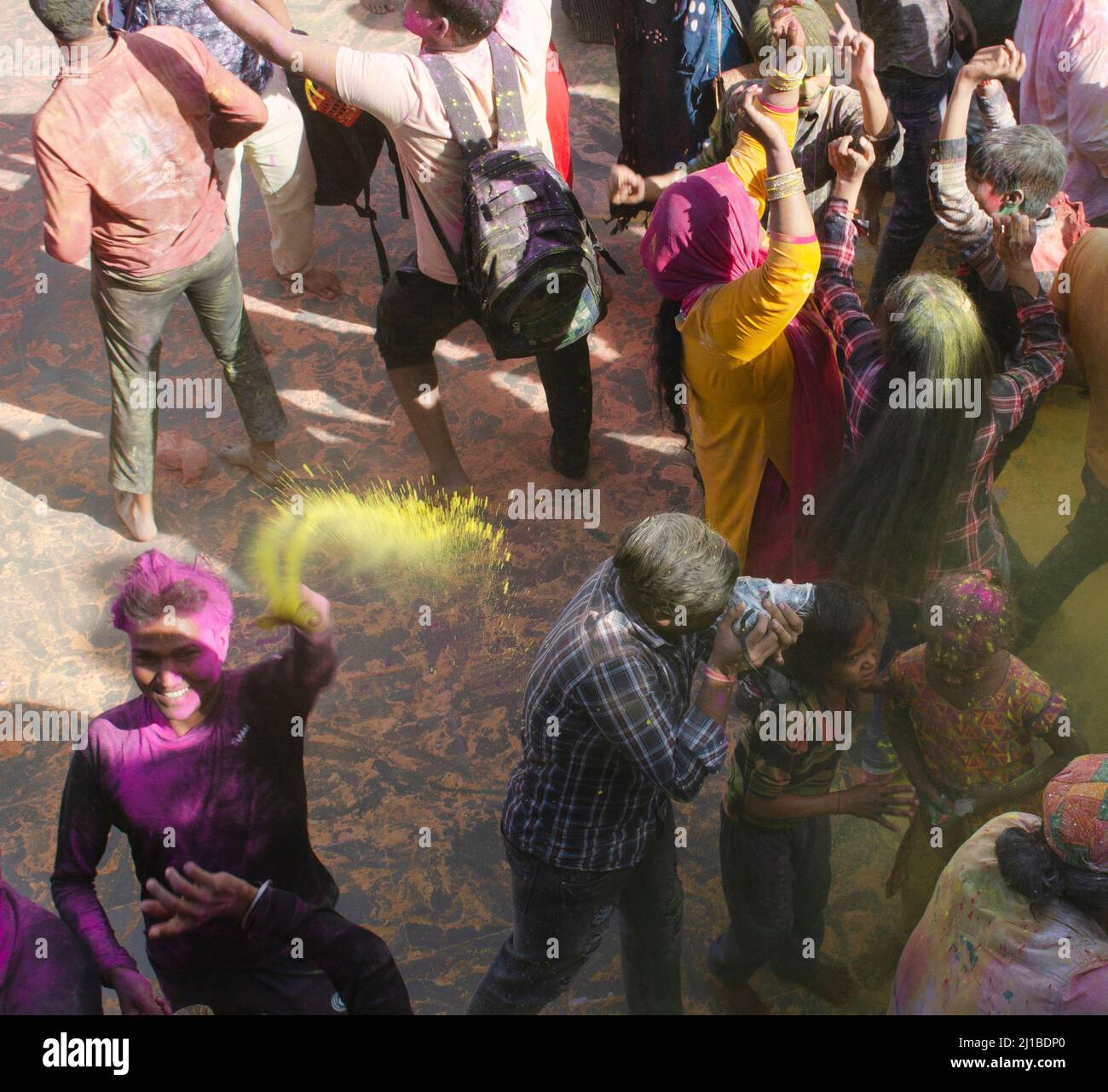 Les dévotés célèbrent Holi à Mathura, en Inde. Banque D'Images