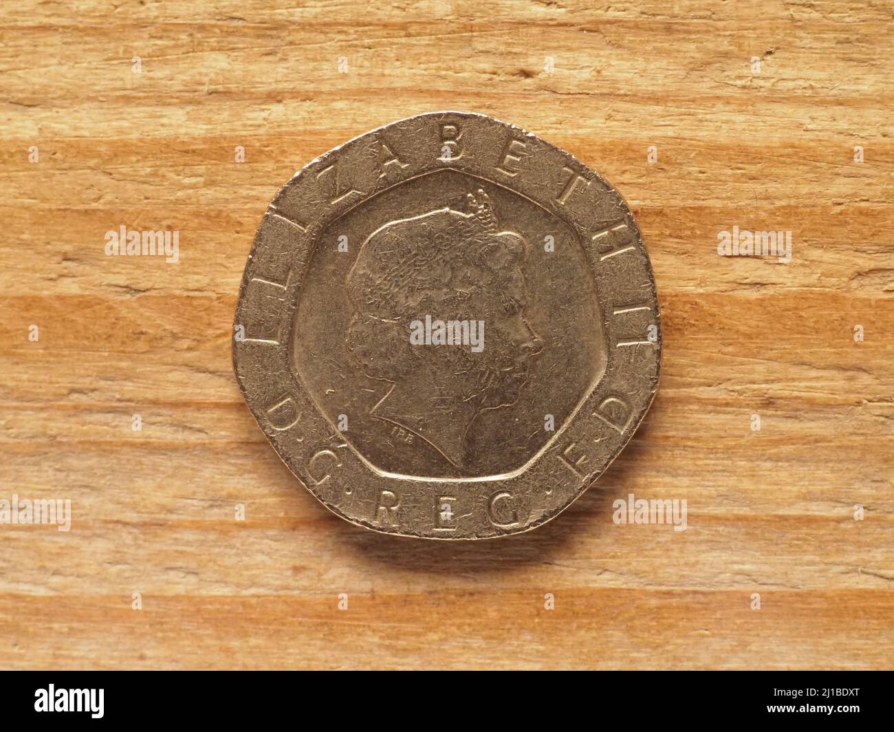 LONDRES, Royaume-Uni - VERS 2022: Vingt pence coin contre côté montrant un portrait de la reine Elizabeth II, monnaie du Royaume-Uni Banque D'Images