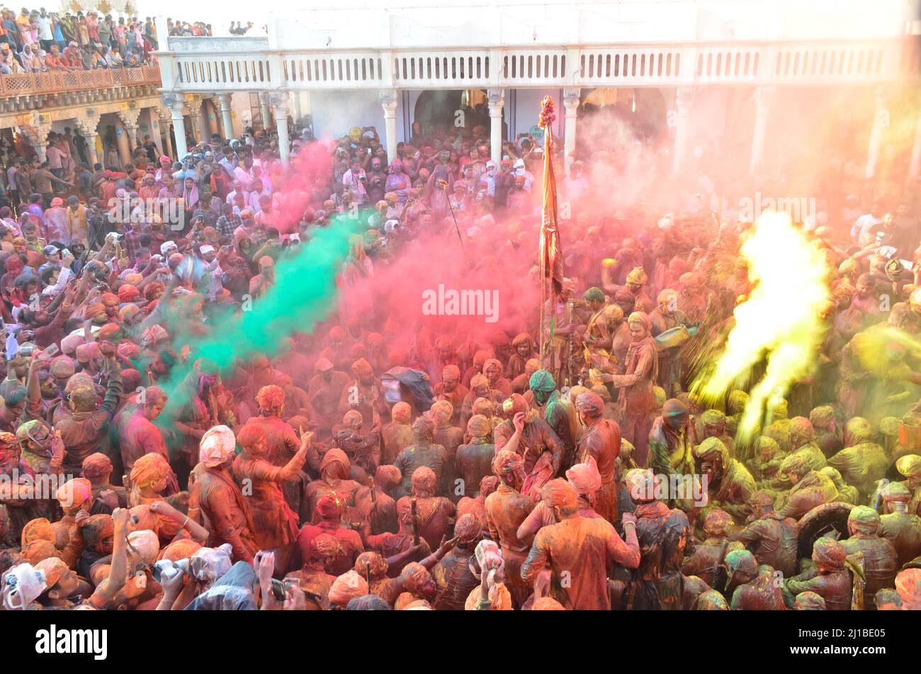 Les dévotés célèbrent Holi à Mathura, en Inde. Banque D'Images
