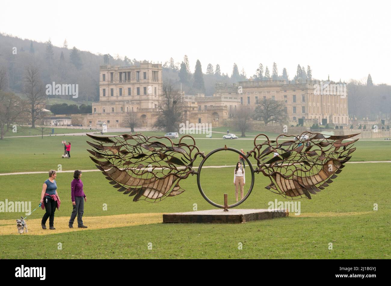 Wings of Wind par l'artiste Benjamin Langholz, lors des débuts au Royaume-Uni des Horizons radicaux : l'art de brûler l'homme, des œuvres d'art à grande échelle à Chatsworth House, Bakewell dans le Derbyshire. Date de la photo: Jeudi 24 mars 2022. Banque D'Images