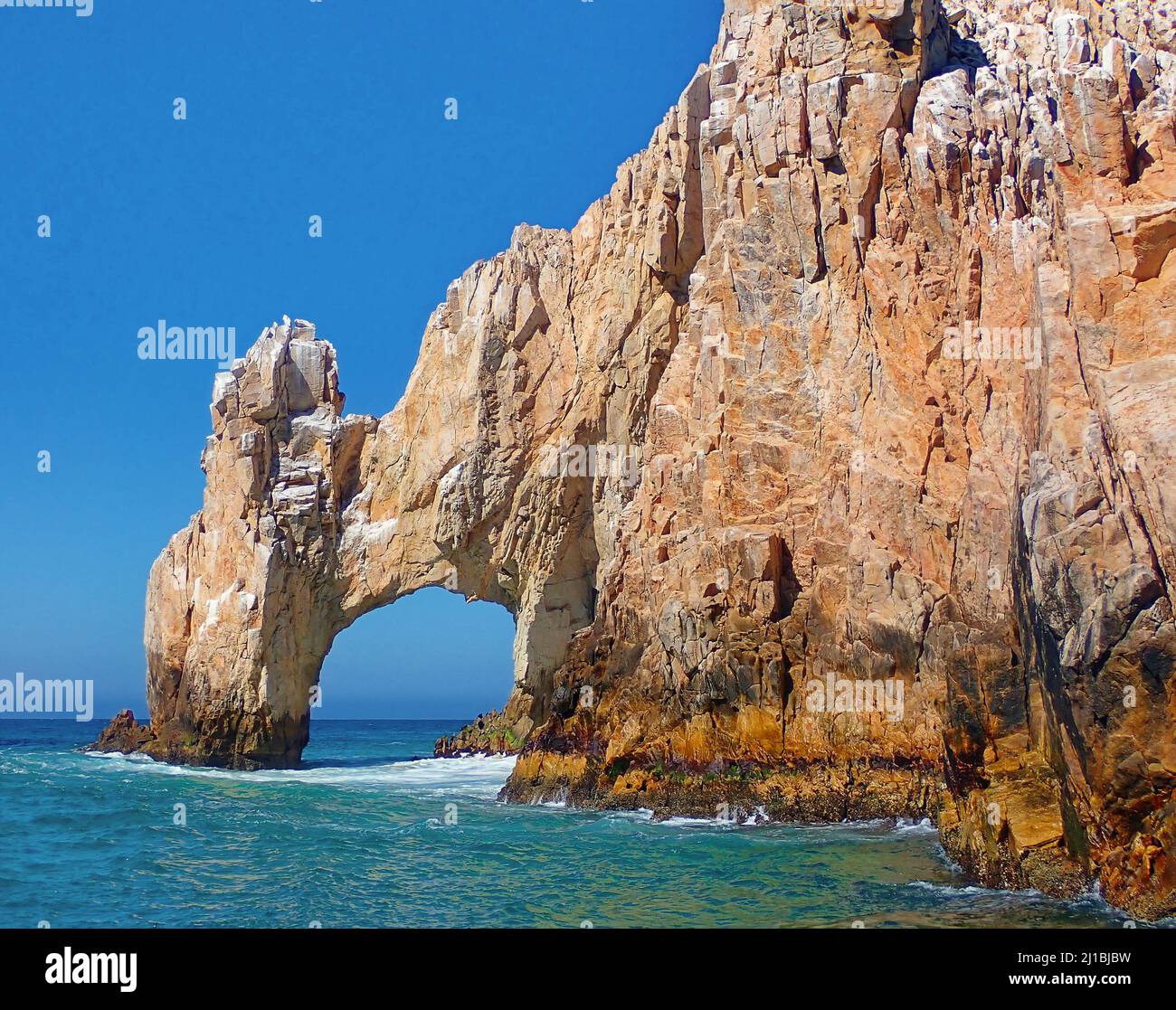 Une belle vue de l'Arc de Cabo San Lucas contre le ciel bleu en plein soleil à Baja California sur, Mexique Banque D'Images