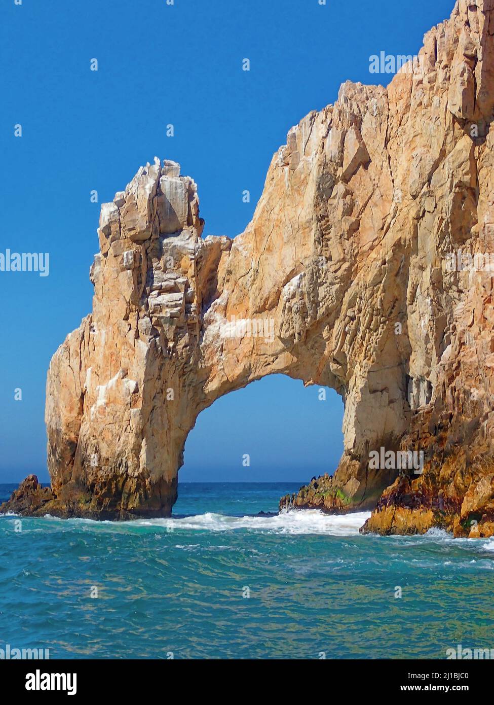 Une belle vue de l'Arc de Cabo San Lucas contre le ciel bleu en plein soleil à Baja California sur, Mexique Banque D'Images