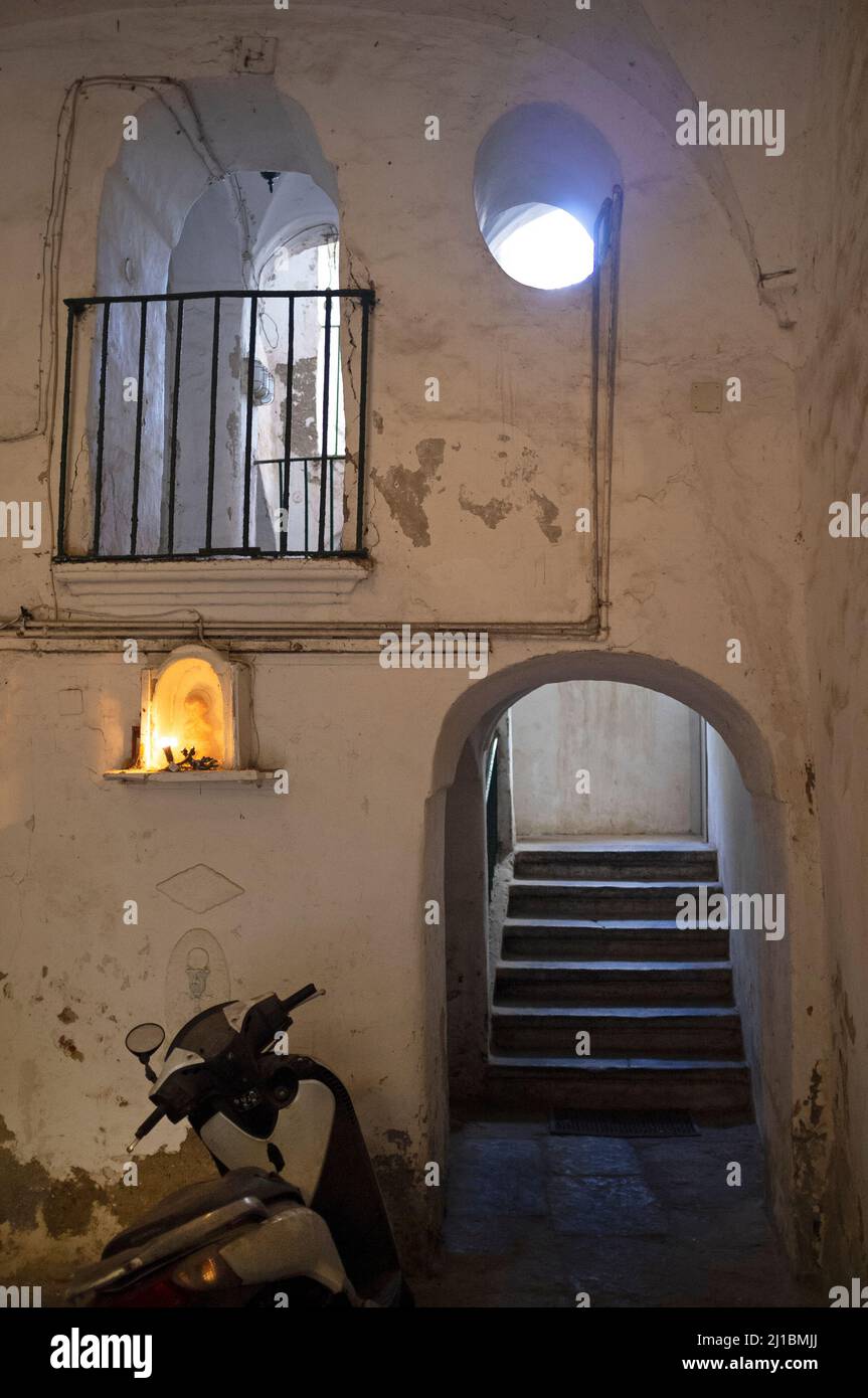 La cour intérieure d'un bâtiment sur l'île italienne de Procida Banque D'Images