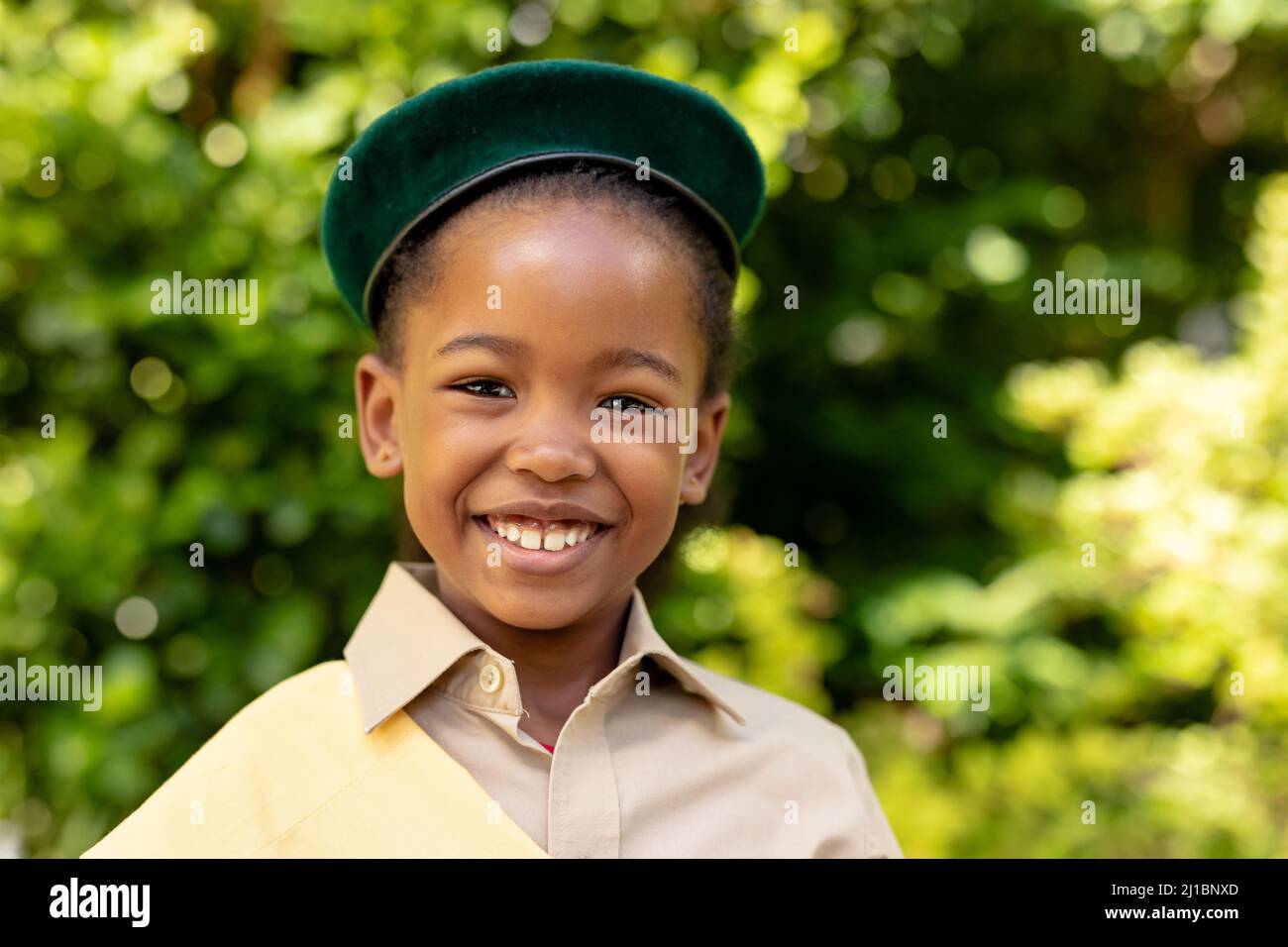 Portrait d'une jeune fille scoute afro-américaine souriante en uniforme dans la forêt Banque D'Images