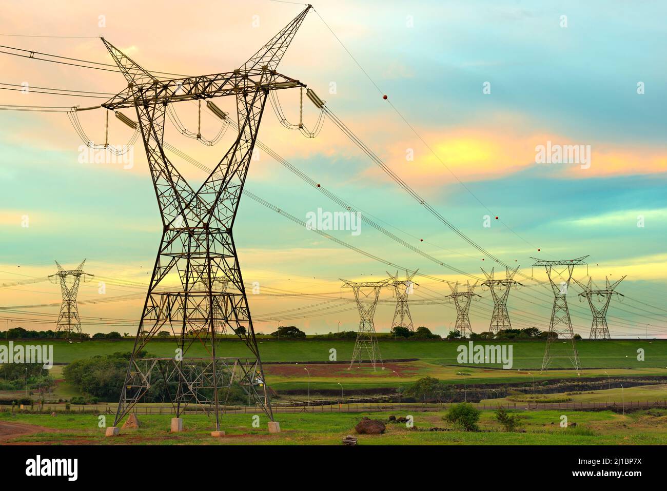 Lignes électriques sortant d'un barrage d'Itaipu, État de Parana, Brésil Banque D'Images