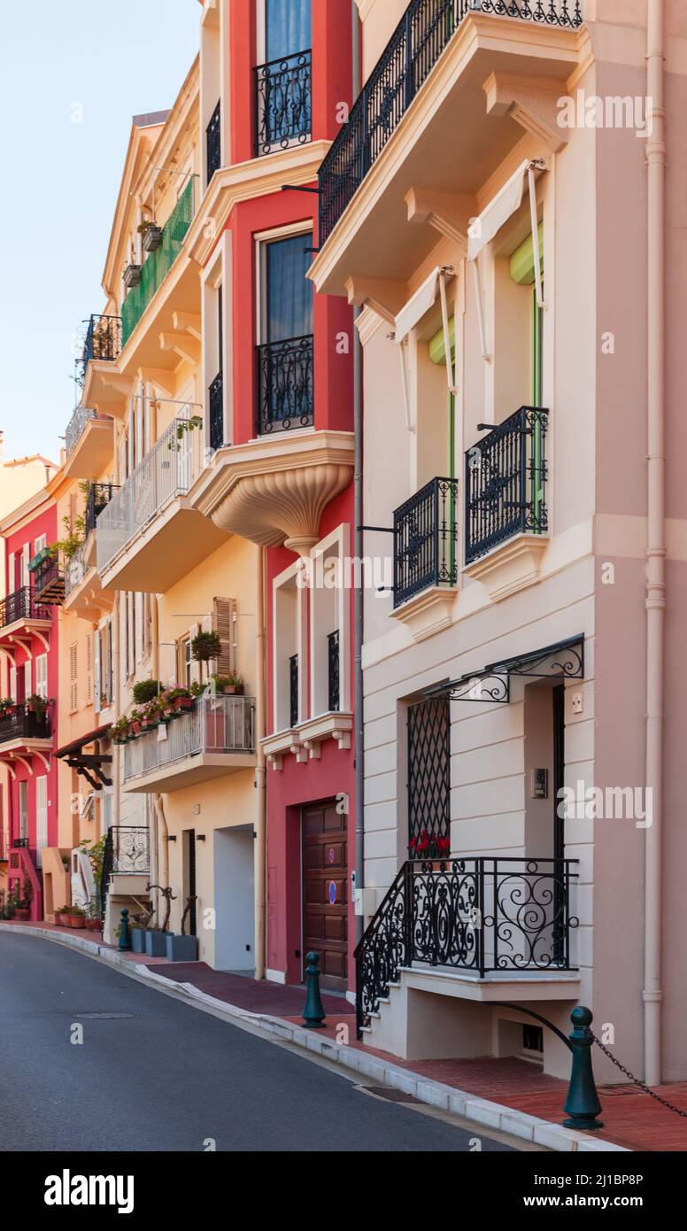 Monte Carlo, Monaco. Vue sur la rue par temps ensoleillé, photo verticale Banque D'Images