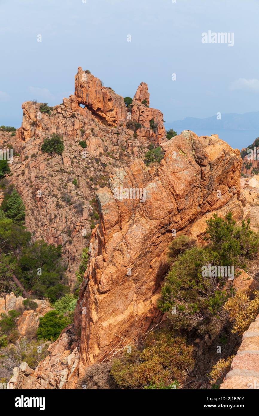 Paysage de montagne d'été avec des rochers rouges de Calanques de Piana. Corse, France. Photo verticale Banque D'Images