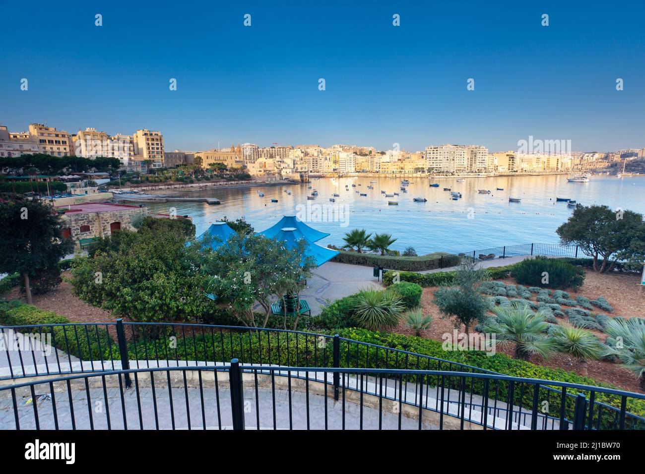 Paysage de ville fantastique sur le bord de mer avec des bateaux. Malte, Europe Banque D'Images