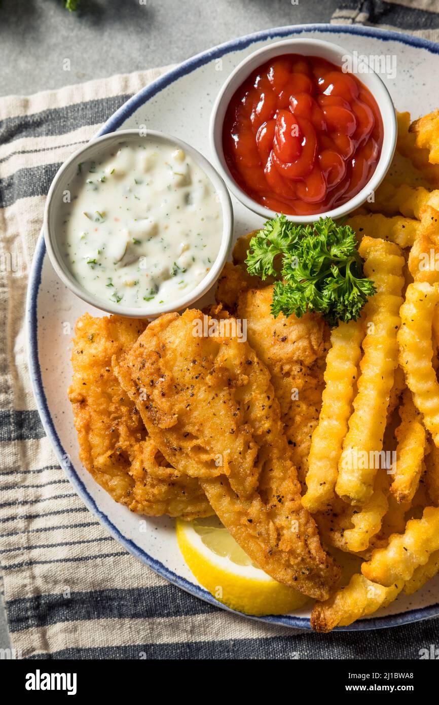 Poisson frit maison avec frites et sauce tartare Banque D'Images