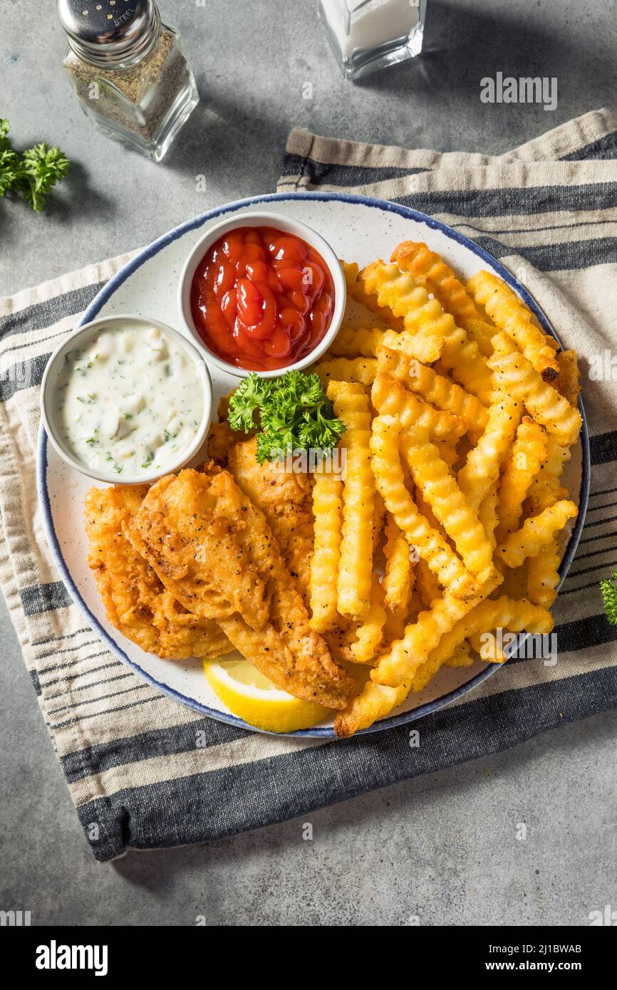 Poisson frit maison avec frites et sauce tartare Banque D'Images