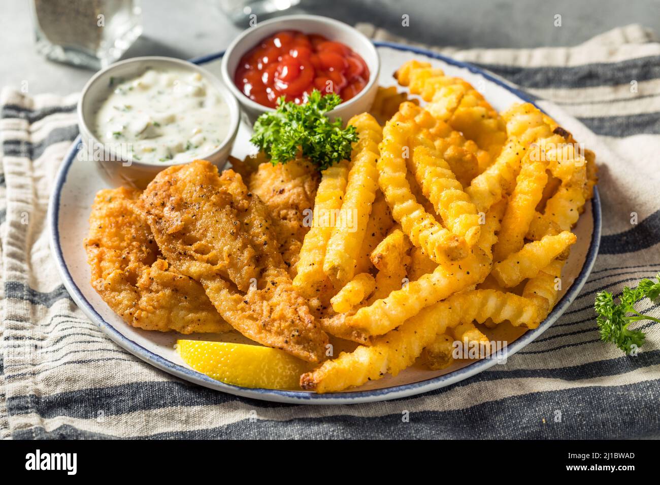 Poisson frit maison avec frites et sauce tartare Banque D'Images