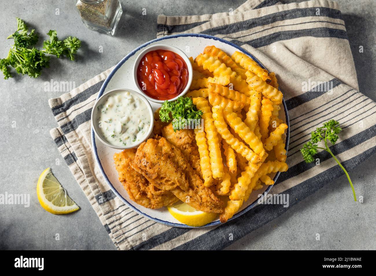 Poisson frit maison avec frites et sauce tartare Banque D'Images