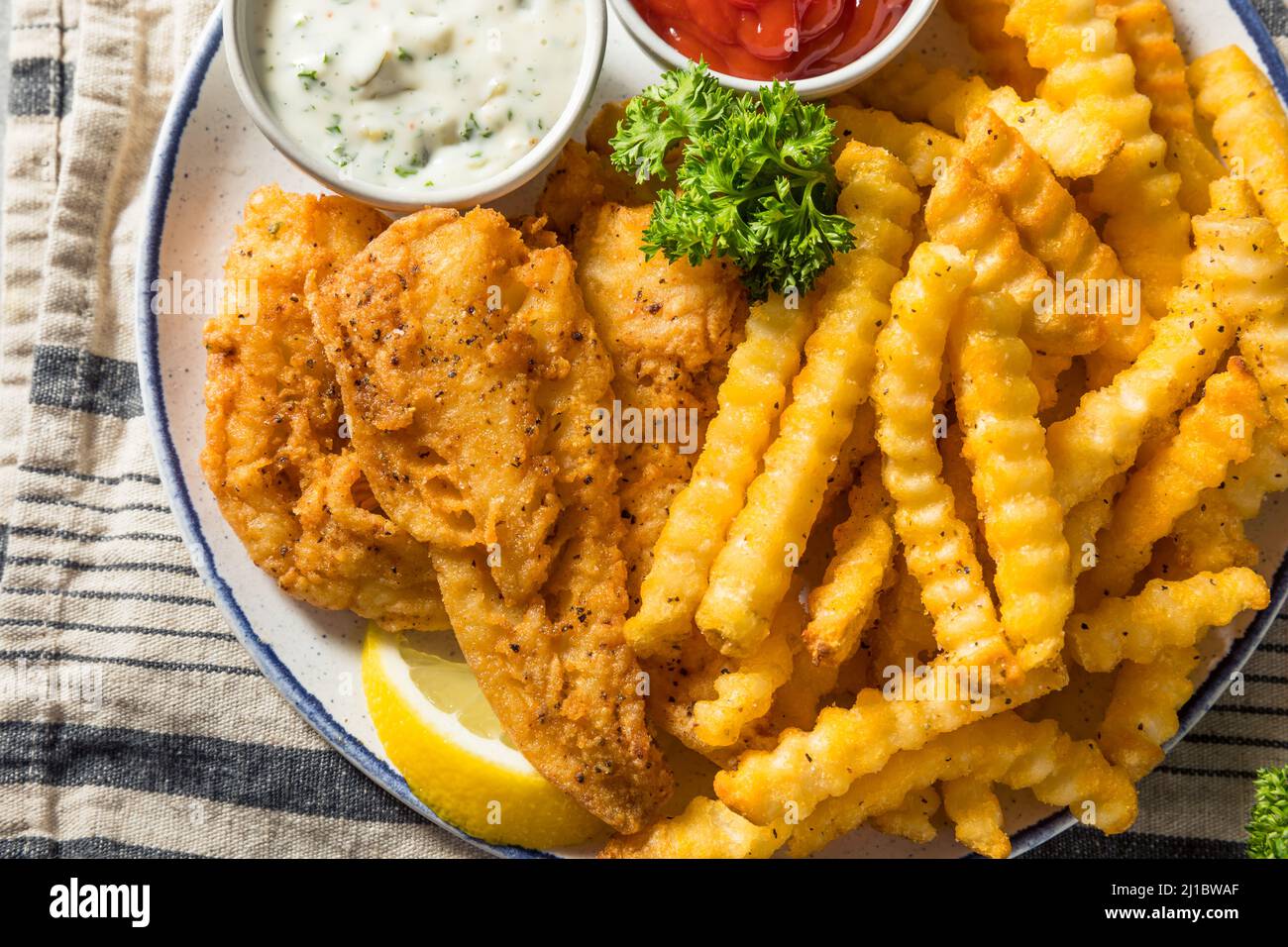 Poisson frit maison avec frites et sauce tartare Banque D'Images