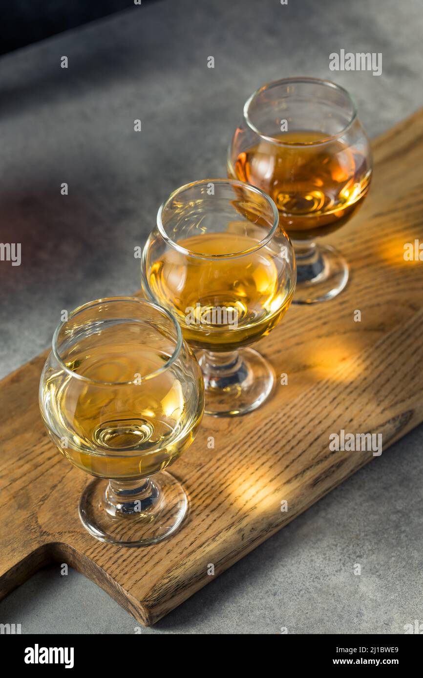 Vol de whisky Smokey Boozy en trois verres Banque D'Images