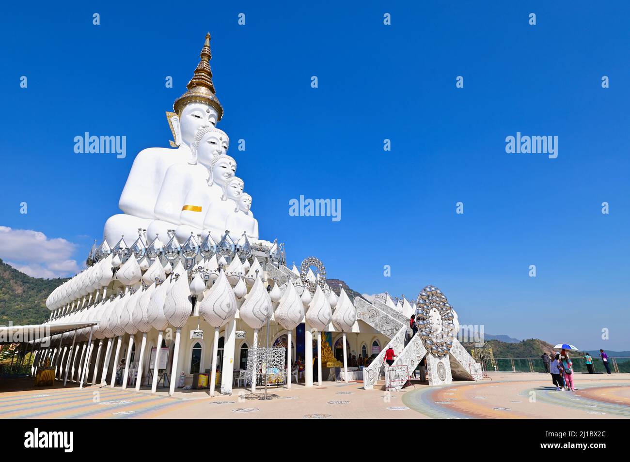 Statues de Bouddha géant au Wat Phrathat Pha Sorn Kaew Banque D'Images