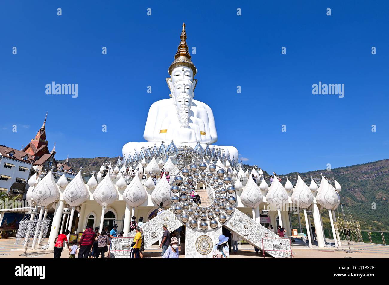 Statue de Bouddha blanc géant à Wat Phrathat Pha Sorn Kaew Banque D'Images